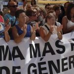 Concentración de los vecinos de Armilla (Granada) en repulsa por la muerte de su vecina