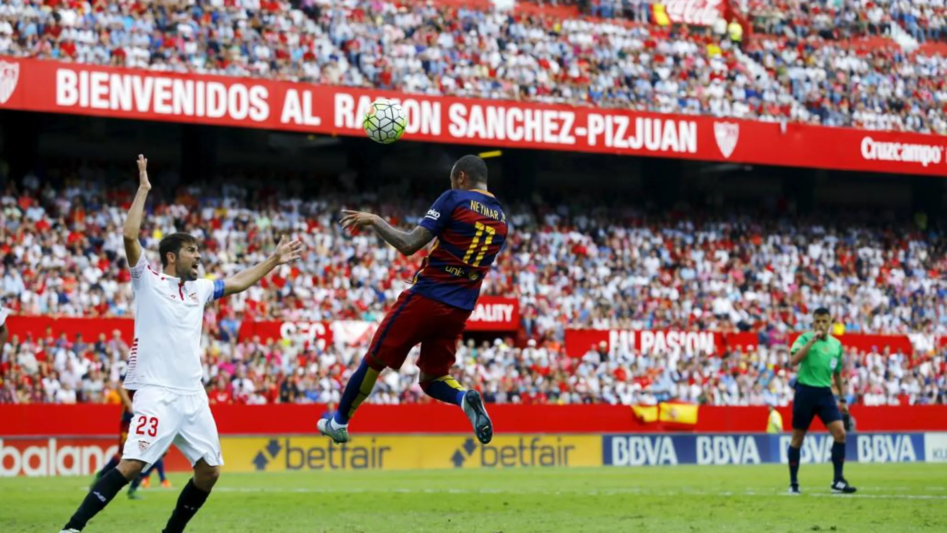 Neymar salta a por un balón durante el encuentro ante el Sevilla.