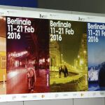 Un cámara trabaja junto a un cartel que anuncia la 66 edición del Festival de Cine Internacional de Berlín