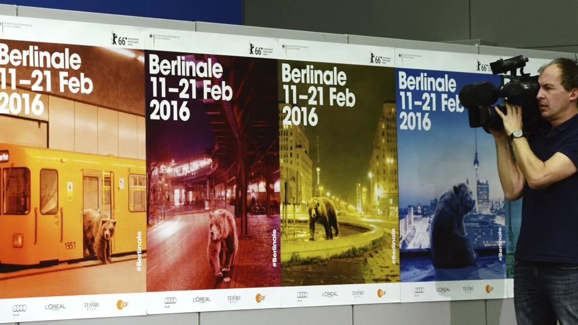 Un cámara trabaja junto a un cartel que anuncia la 66 edición del Festival de Cine Internacional de Berlín