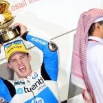 POL ESPARGARÓ celebra la victoria en el podio del circuito qatarí de Losail. Su triunfo fue más complicado de lo que se esperaba