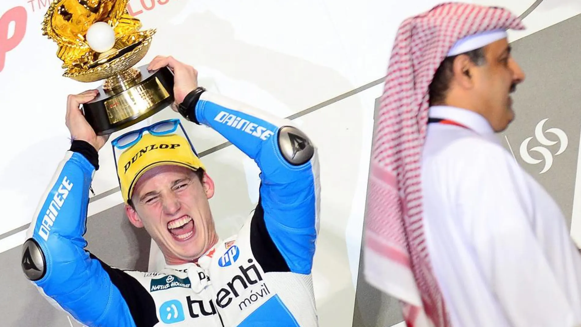 POL ESPARGARÓ celebra la victoria en el podio del circuito qatarí de Losail. Su triunfo fue más complicado de lo que se esperaba