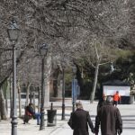 Dos jubilados pasean por el parque del Retiro de Madrid