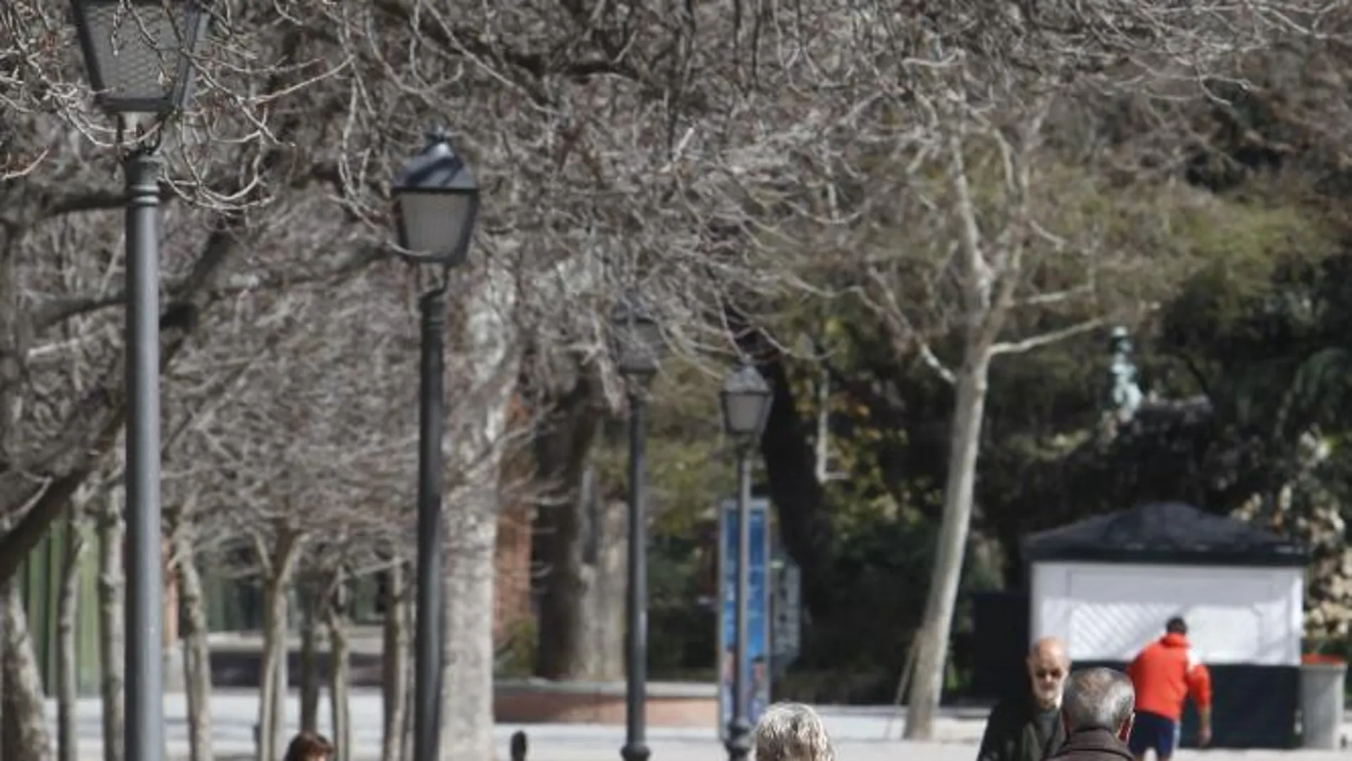 Dos jubilados pasean por el parque del Retiro de Madrid