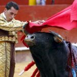 El novillero Carlos Durán da un pase con la muleta al tercer novillo de la tarde