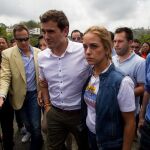 El líder de Ciudadanos (liberal), Albert Rivera (c) camina junto a la esposa del dirigente opositor venezolano Leopoldo López, Lilian Tintori, en las inmediaciones de la cárcel Ramo Verde