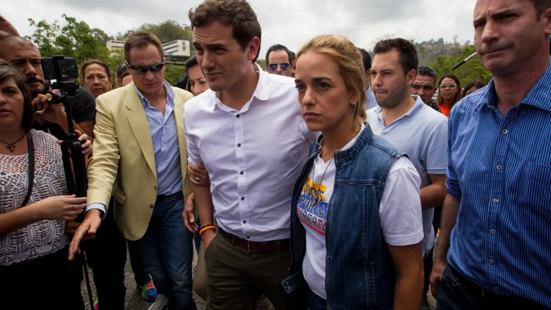 El líder de Ciudadanos (liberal), Albert Rivera (c) camina junto a la esposa del dirigente opositor venezolano Leopoldo López, Lilian Tintori, en las inmediaciones de la cárcel Ramo Verde