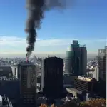  Fuego en una torre de refrigeración en el centro financiero de Azca