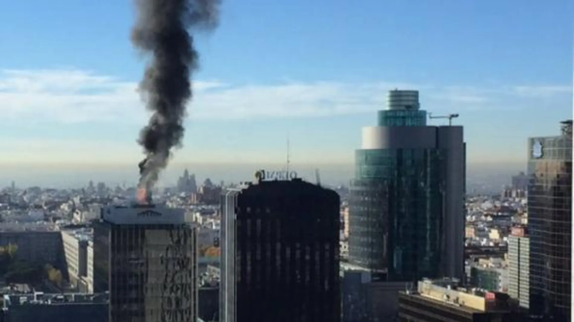 Fuego en una torre de refrigeración en el centro financiero de Azca