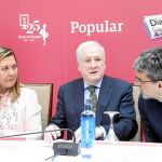 El editor del Diario de Burgos, Antonio Miguel Méndez Pozo, junto a la consejera Pilar del Olmo y Jaime Malet