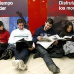 Tres jóvenes esperan su vuelo hoy en el aeropuerto de Sevilla