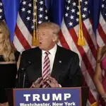 El candidato por el Partido Republicano, Donald Trump durante un mitin junto a su hija Ivanka (I) y su esposa Melania (D), en california el pasado día 7