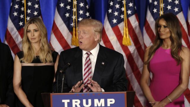 El candidato por el Partido Republicano, Donald Trump durante un mitin junto a su hija Ivanka (I) y su esposa Melania (D), en california el pasado día 7