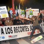Poco más de 3.000 personas invadieron ayer las calles del centro de Murcia en protesta por la ley de medidas sobre las finanzas públicas