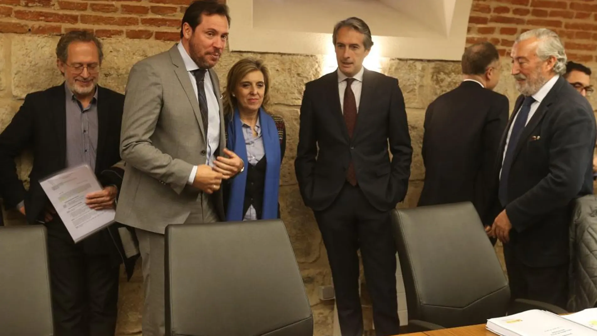 Manuel Saravia, Óscar Puente, María José Salgueiro, Íñigo de la Serna y Julio Gómez-Pomar, durante la reunión de la Sociedad Valladolid Alta Velocidad