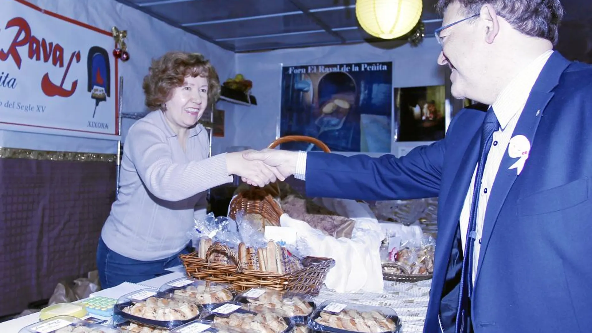 El presidente Puig saludó a los comerciantes de la Feria de Navidad de Xixona