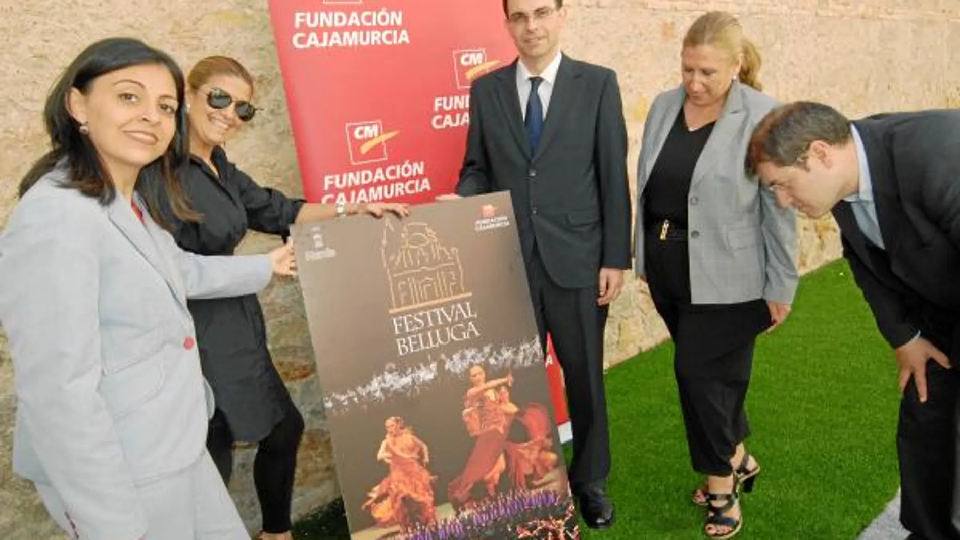 Fátima Barnuevo (1i) y Pascual Martínez presentaron, junto al Ballet Flamenco, la VII edición del festival