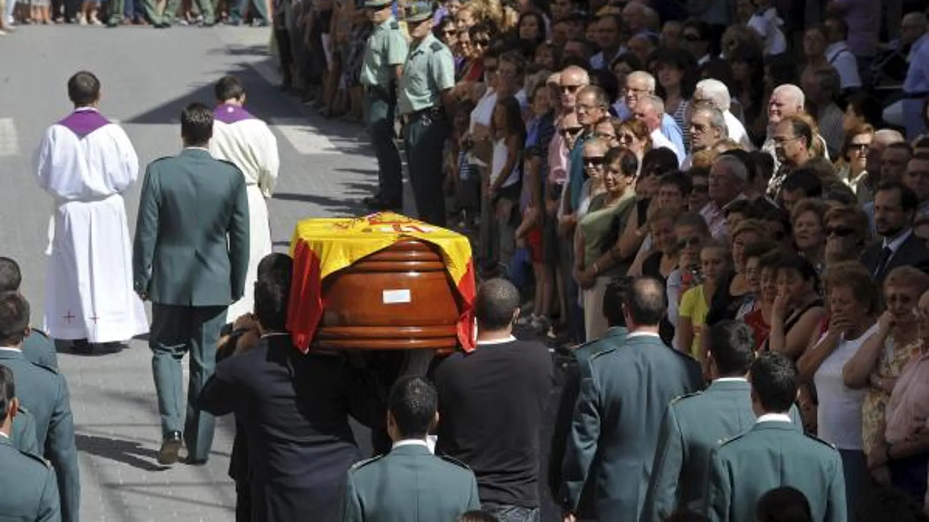 El féretro con los restos mortales del capitán José María Galera Córdoba a su llegada a la iglesia de San Bartolomé de Tarazona de la Mancha