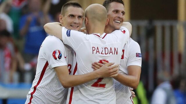 Los jugadores polacos celebran el gol de su equipo.