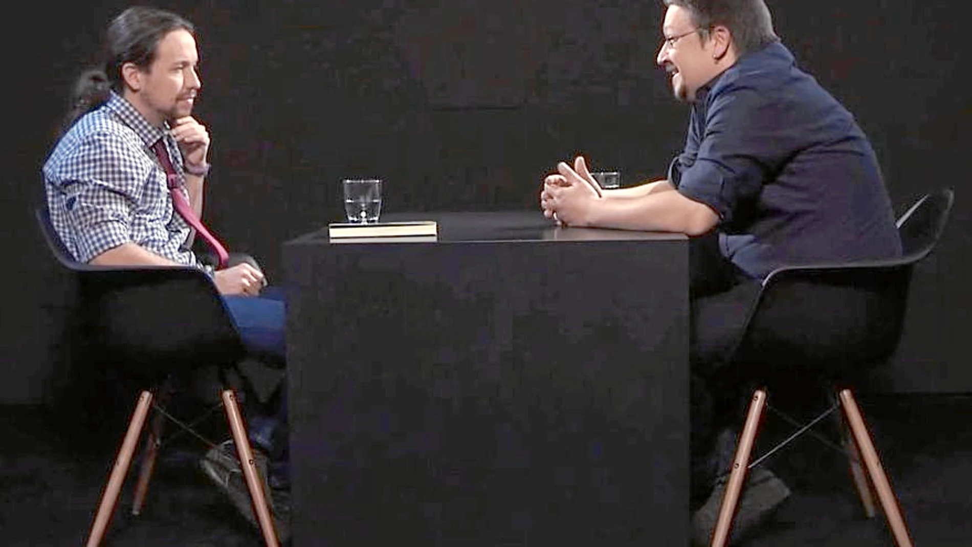 El líder de Podemos, Pablo Iglesias, entrevista a Xavier Domènech en su programa «La Tuerka» el pasado 1 de marzo