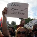 Algunas personas sostienen carteles de apoyo hoy, miércoles 27 de octubre de 2010, en la Plaza de Mayo, en Buenos Aires (Argentina) tras la muerte del ex presidente argentino, Néstor Kirchner