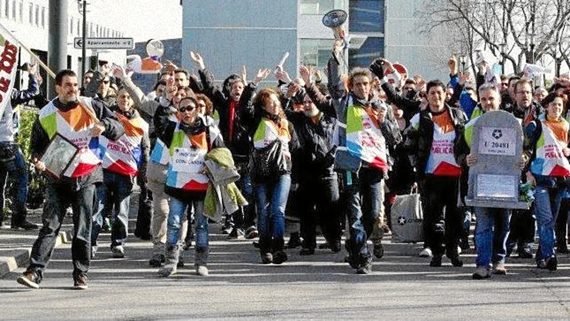 La puerta de Telemadrid volverá a ser el escenario hoy de una posible confrontación. Delegados sindicales de CC OO tratarán de entrar en la cadena, pese a que el jueves se les denegó el aceso