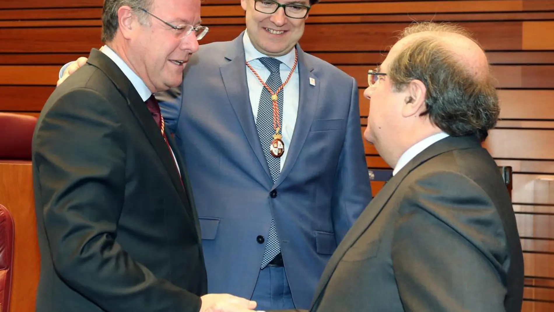 El presidente de Castilla y León, Juan Vicente Herrera, estrecha la mano al alcalde de León y procurador popular, Antonio Silván; en presencia del presidente del PP autonómico y regidor salmantino, Alfonso Fernández Mañueco