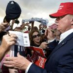El candidato presidencial republicano Donald Trump saluda a sus seguidores abordo del USS Iowa, en el puerto de Los Ángeles.