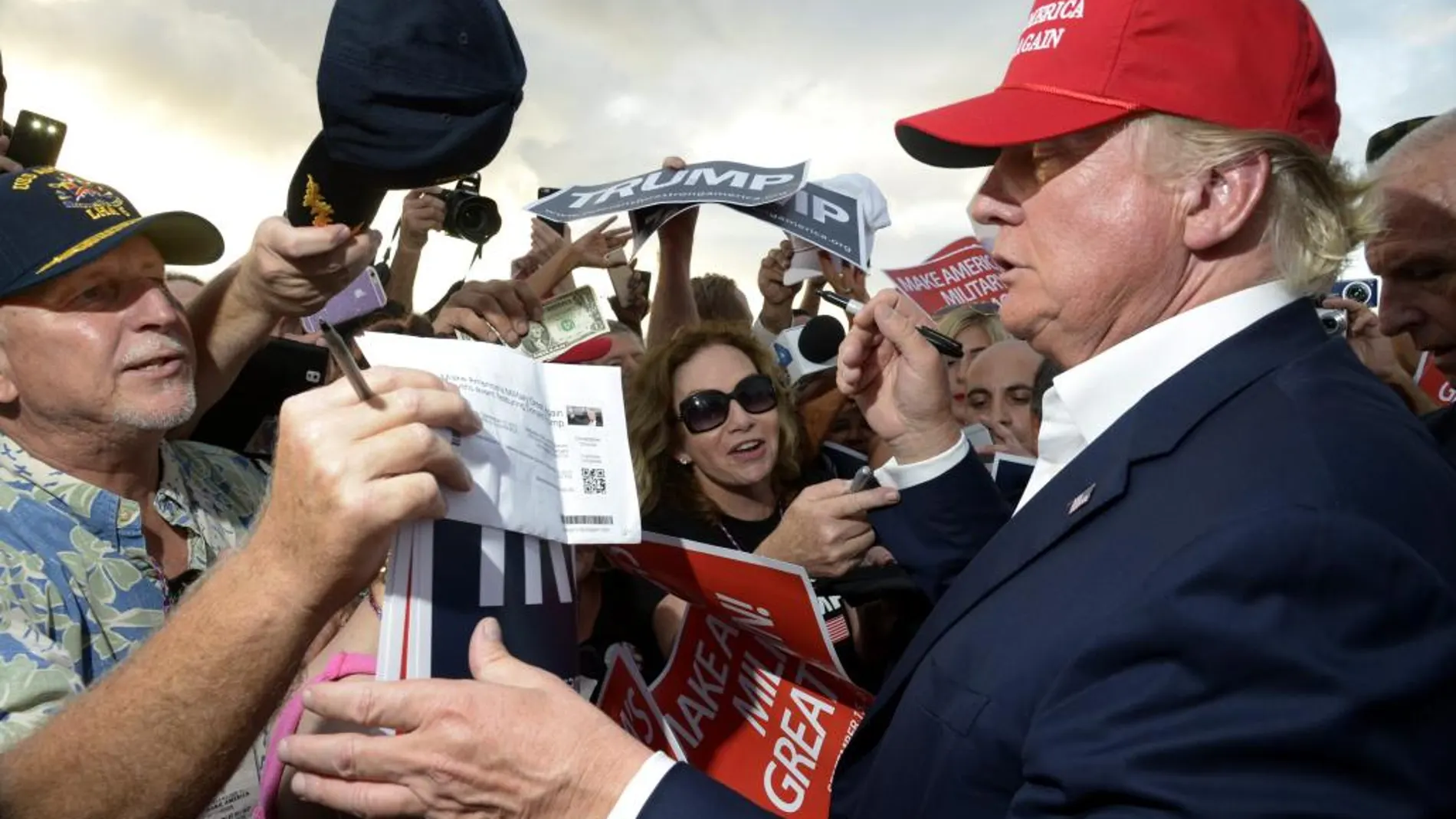 El candidato presidencial republicano Donald Trump saluda a sus seguidores abordo del USS Iowa, en el puerto de Los Ángeles.