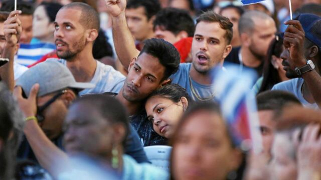 Estudiantes cubanos conmemoran en La Habana el 57 aniversario de la declaración socialista de la revolución castrista