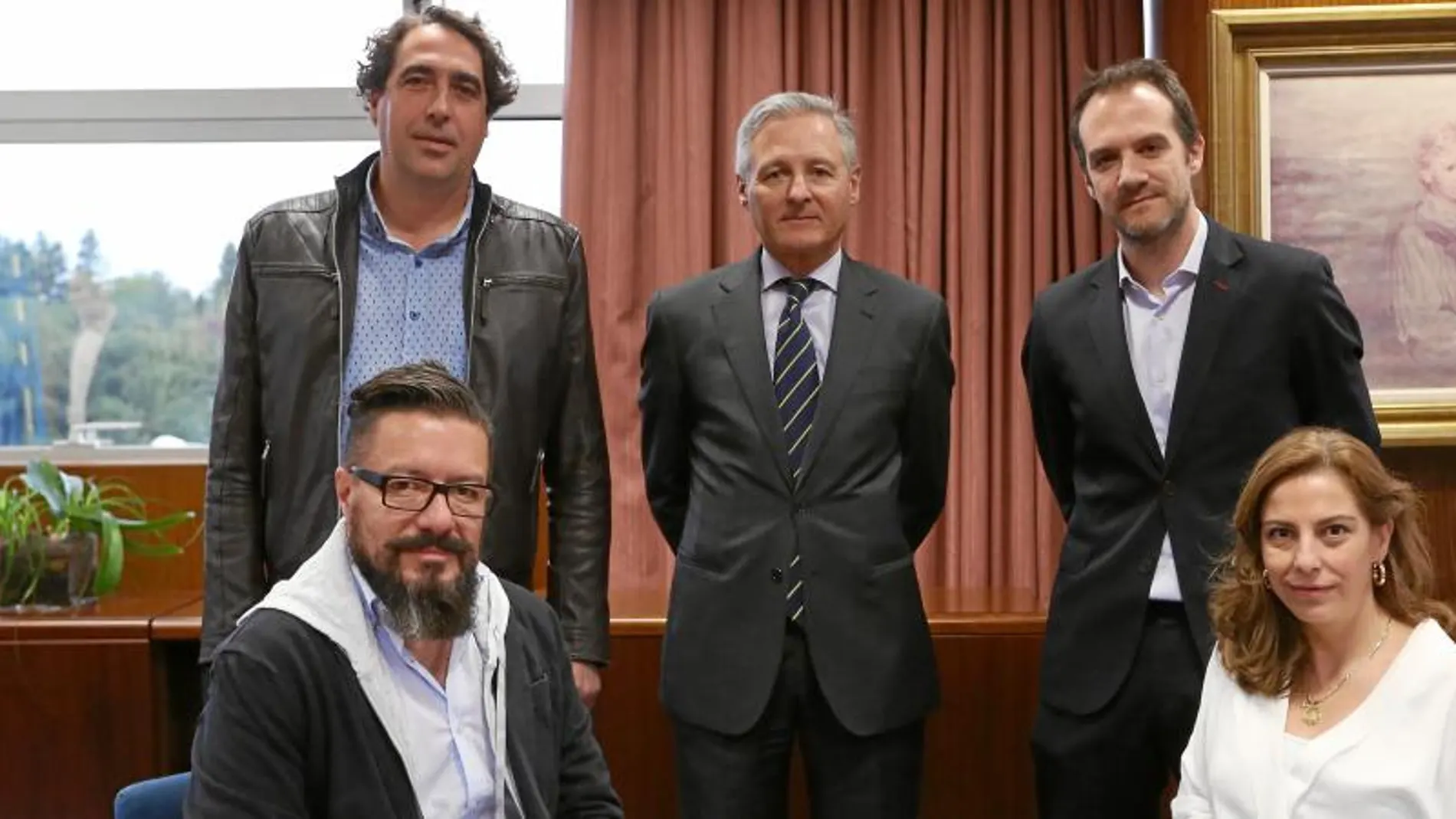 Los ponentes. De iquierda a derecha, Joaquín Marco, Juan Chozas y Luis Escribano. Sentados, Juan Carlos Baumgartner y Noelia de Lucas