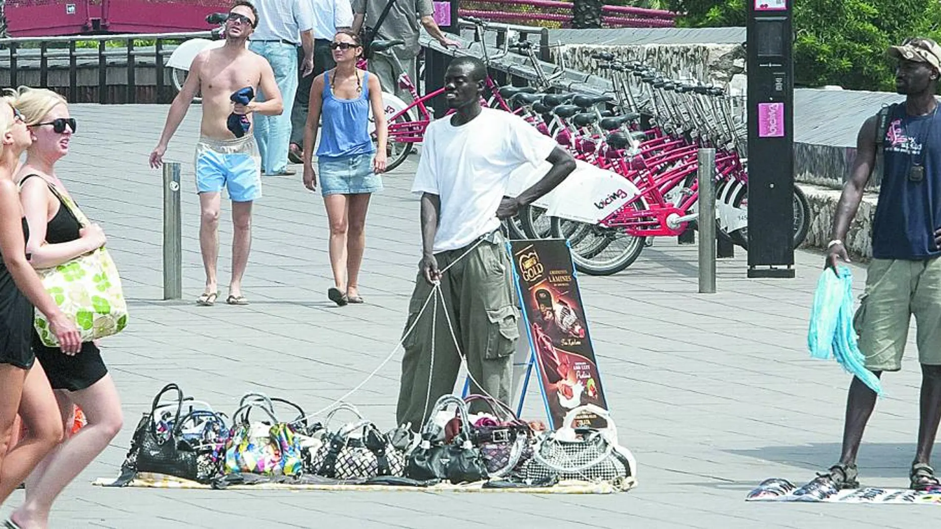 El «top manta» se ha vuelto a propagar en las zonas más turísticas de Barcelona durante las últimas semanas