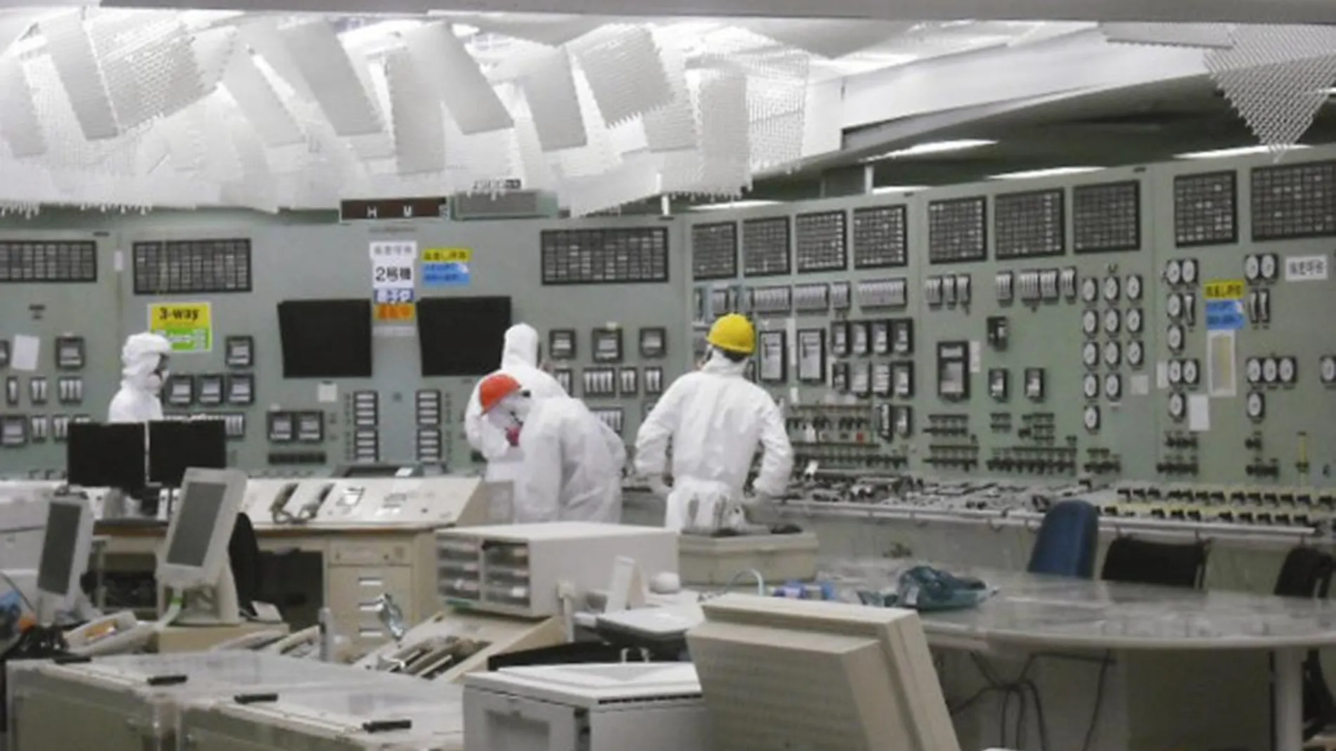 Trabajadores de la centra de Fukushima, en la sala de control, en marzo de 2011
