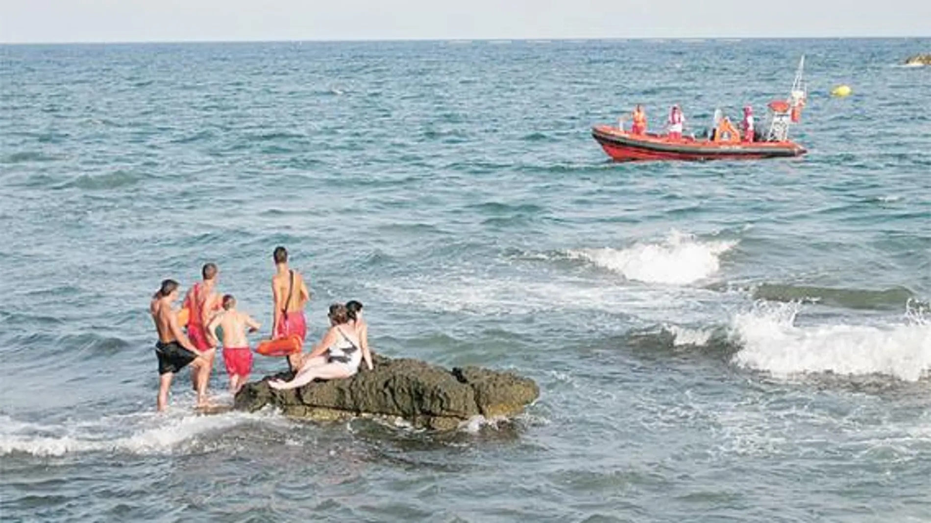 Asistencia sanitaria en la playa de Águilas por la Cruz Roja