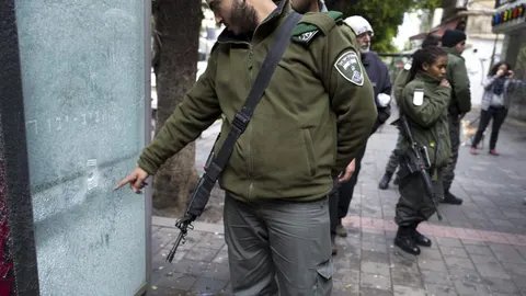 Efectivos policiales, fuerzas especiales de la unidad antiterrorista y miembros del servicio de inteligencia interior, el Shin Bet, participan en la operación.