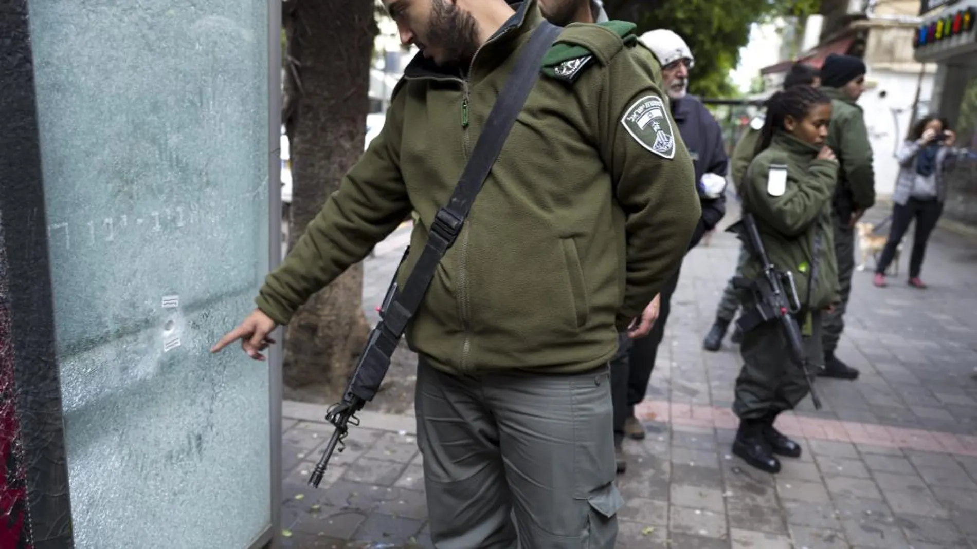 Efectivos policiales, fuerzas especiales de la unidad antiterrorista y miembros del servicio de inteligencia interior, el Shin Bet, participan en la operación.