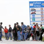 Un grupo de inmigrantes junto a la frontera entre Serbia y Croacia, cerca de la localidad de Sid