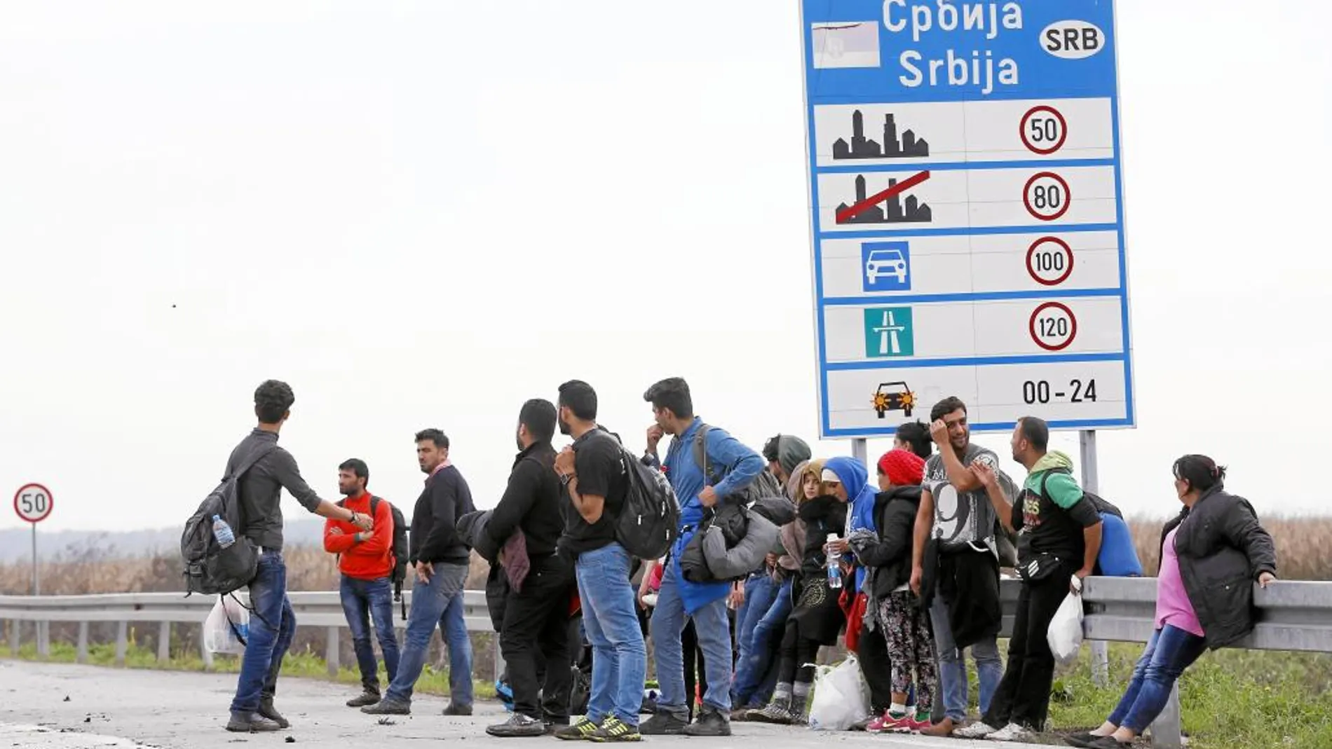 Un grupo de inmigrantes junto a la frontera entre Serbia y Croacia, cerca de la localidad de Sid