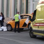 El taxi que ha arrollado al grupo de aficionados del Mundial, en una calle cercana a la Plaza Roja de Moscú / Foto: Reuters