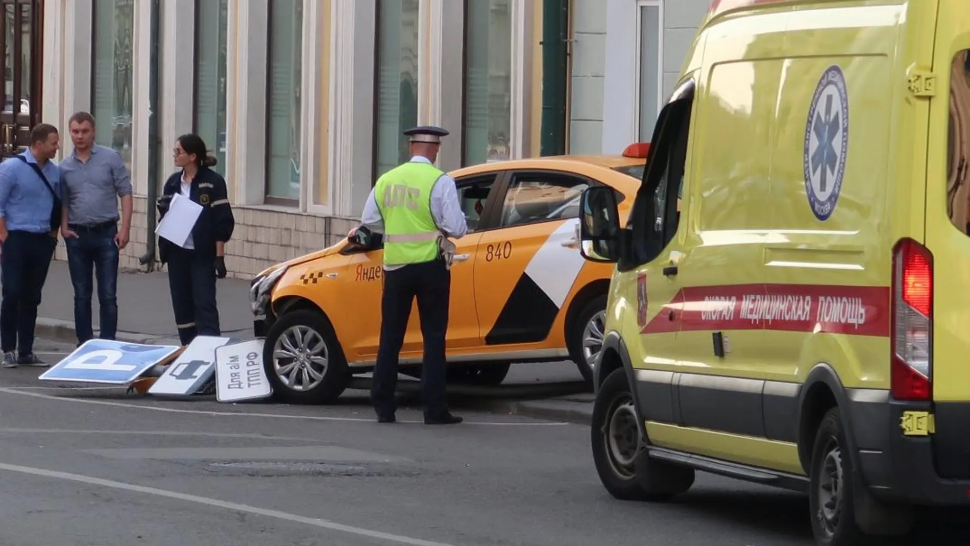 El taxi que ha arrollado al grupo de aficionados del Mundial, en una calle cercana a la Plaza Roja de Moscú / Foto: Reuters