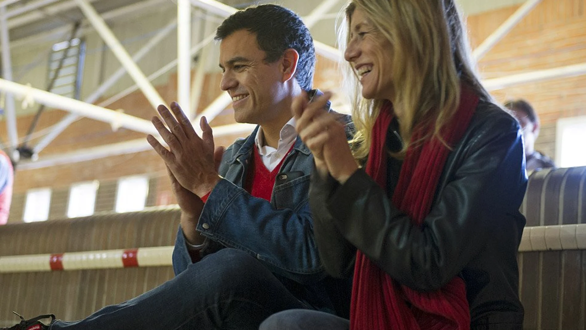 Pedro Sánchez junto a su esposa acudió a ver un partido de baloncesto de una de sus hijas en la jornada de reflexión del 20D.