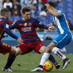 El delantero argentino del FC Barcelona Leo Messi (c) y el defensa Jordi Alba (i) presionan al centrocampista del RCD Espanyol Marco Asensio