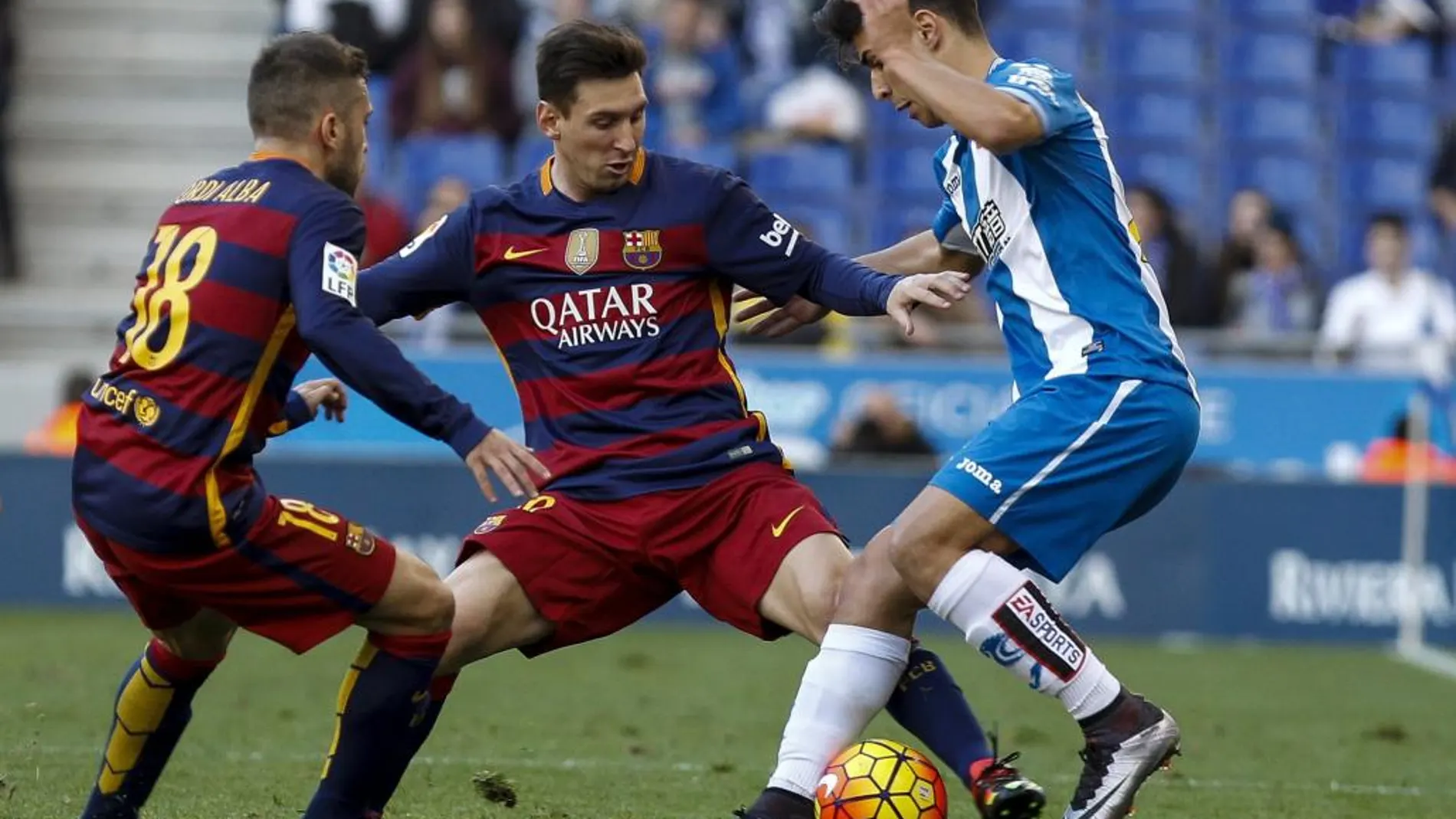 El delantero argentino del FC Barcelona Leo Messi (c) y el defensa Jordi Alba (i) presionan al centrocampista del RCD Espanyol Marco Asensio
