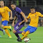 El jugador de la Fiorentina, Mario Suarez, proteje el balón ante el jugador del barcelona, Rafinha