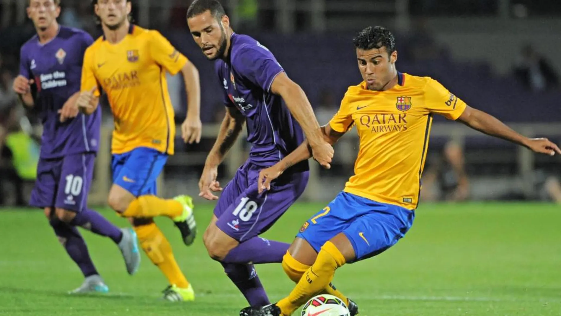 El jugador de la Fiorentina, Mario Suarez, proteje el balón ante el jugador del barcelona, Rafinha