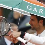 Djokovic, ayer, llegando a la pista