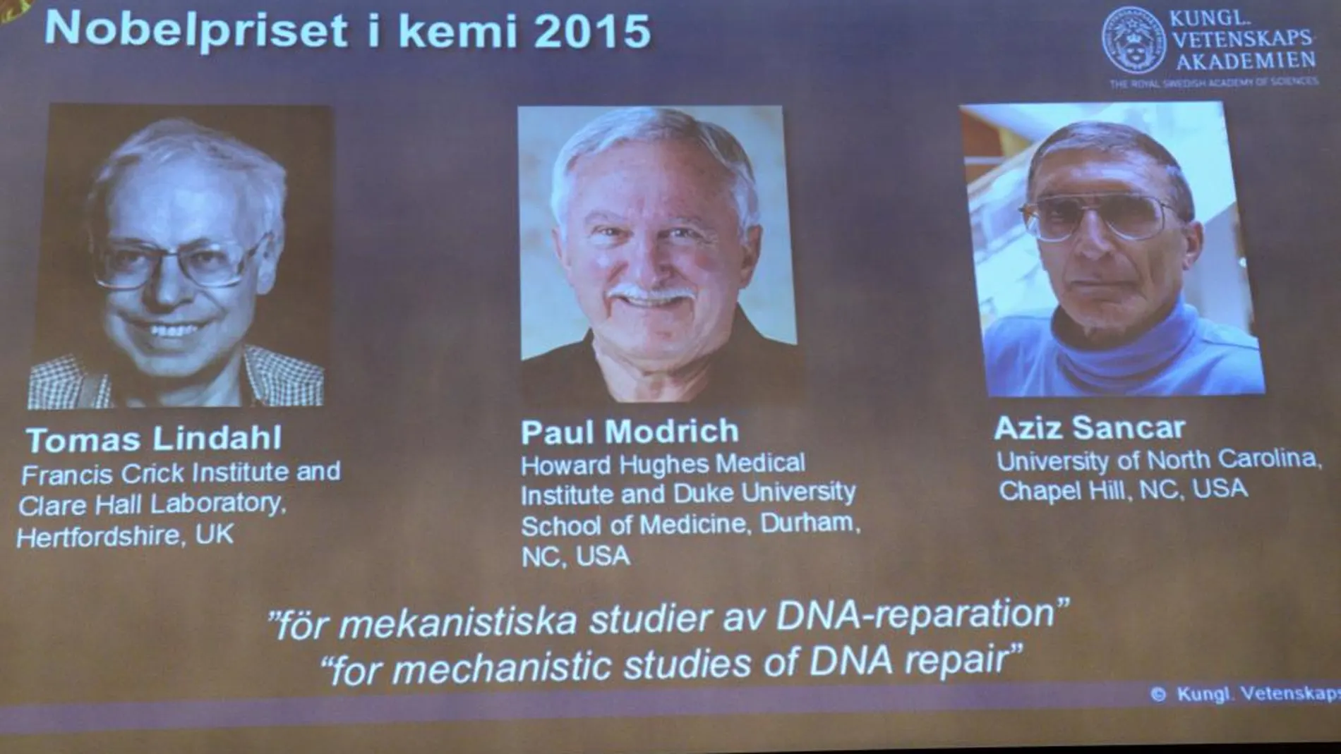Una pantalla muestra a los ganadores del Premio Nobel de Química durante una rueda de prensa en Estocolmo