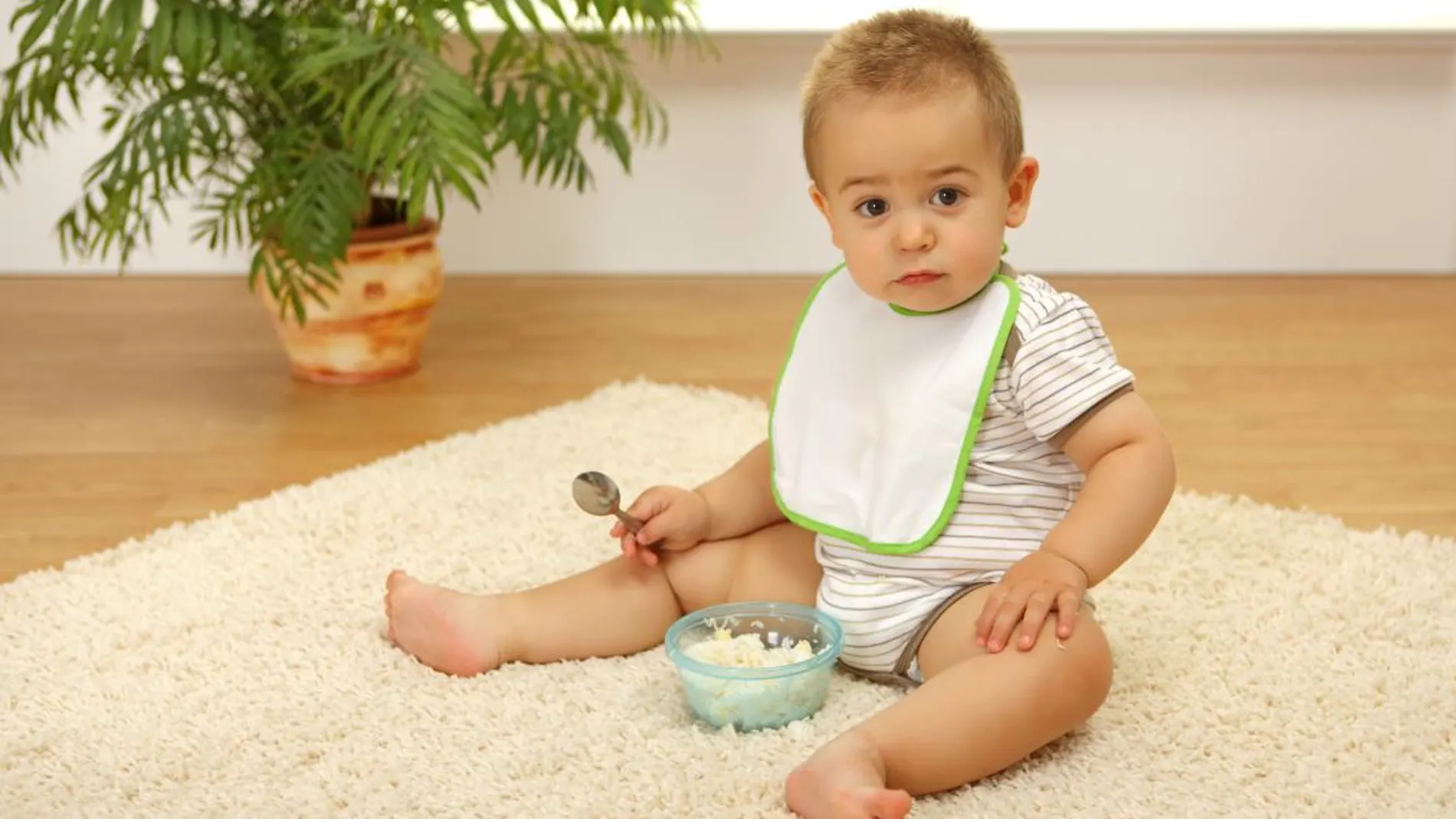 No solo se trata de alimentarse con nuevos nutrientes, también comienza el aprendizaje de saber comer solos