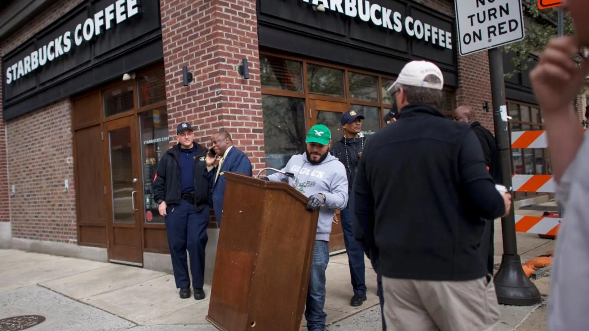 Dos hombres negros fueron detenidos en Starbucks por no tomar nada