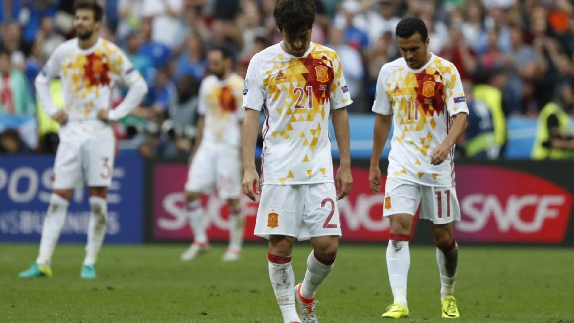Pedro Rodríguez y David Silva muestran su decepción ante la victoria italiana